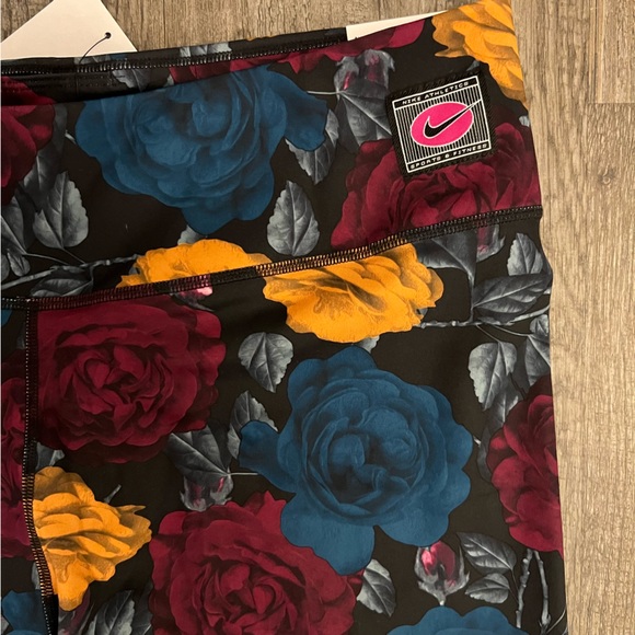 Nike One Women's Mid-Rise 7" Bike Shorts - Picture 2 of 6